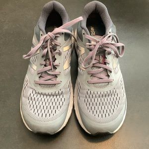 New Balance 840 v4 runners. Size 11